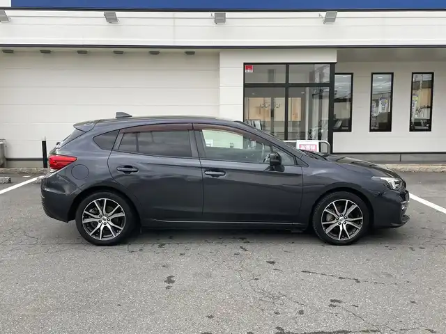 スバル インプレッサ スポーツ 2．0i－L アイサイト 青森県 2017(平29)年 9万km ダークグレーメタリック (株)IDOMが運営する【じしゃロン青森店】の自社ローン専用車両になりますこちらは現金、またはオートローンご利用時の価格です。自社ローンご希望の方は別途その旨お申付け下さい。/４WD/純正８インチSDナビ/　AM/FM/CD/DVD/Bluetooth/フルセグTV/バックカメラ/ビルトインETC/ドライブレコーダー/レーダークルーズコントロール/衝突被害軽減ブレーキ/レーンキープアシスト/横滑り防止装置/アイドリングストップ/オートライト/LEDヘッドライト/フォグランプ/スマートキー/プッシュスタート/電動格納ミラー/純正17インチAW/純正フロアマット/スペアキー