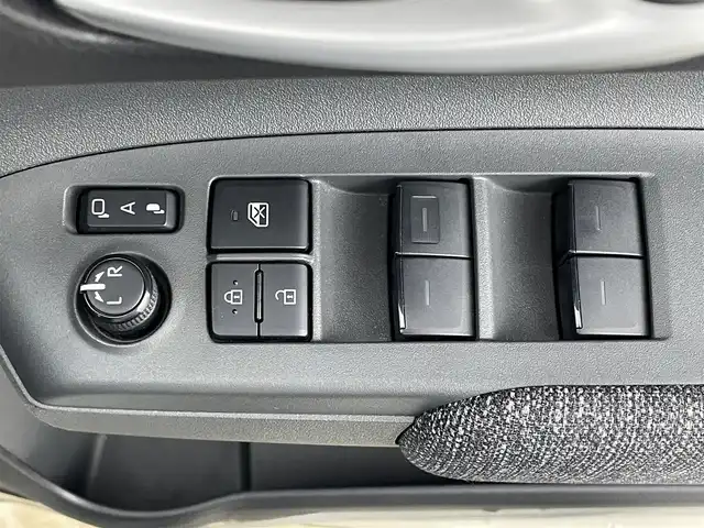 トヨタ シエンタ ハイブリッド Z 岡山県 2022(令4)年 3.5万km ホワイトパールクリスタルシャイン 純正10.5インチディスプレイオーディオプラス/車載ナビ/Bluetooth/地デジTV/CarPlay/パノラミックビューモニター/トヨタセーフティセンス /・プリクラッシュセーフティ/・レーンキープアシスト/・オートハイビーム/・踏み間違い防止/ブラインドスポットモニター/LEDヘッドライト/両側パワースライドドア /ドライブレコーダー/プッシュスタート /スマートキー