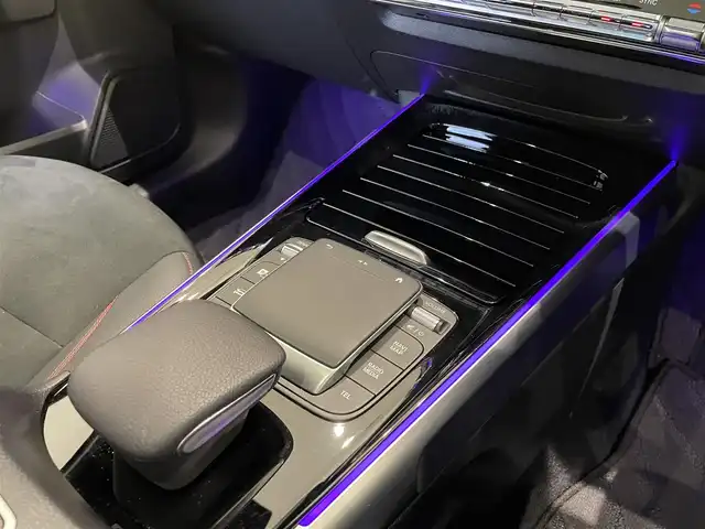 メルセデス・ベンツ Ｍ・ベンツ ＧＬＢ２００ｄ 4マチック AMGライン 福岡県 2022(令4)年 1.4万km ポーラホワイト 純正ナビ　/フルセグ　/サンルーフ　/ＡＣＣ　/レーンキープ　/ＢＳＭ　/３６０°カメラ　/前後ソナー　/パーキングアシスト　/ハーフレザーシート　/シートヒーター　/アンビエントライト　/ＬＥＤライト　/純正１９インチＡＷ