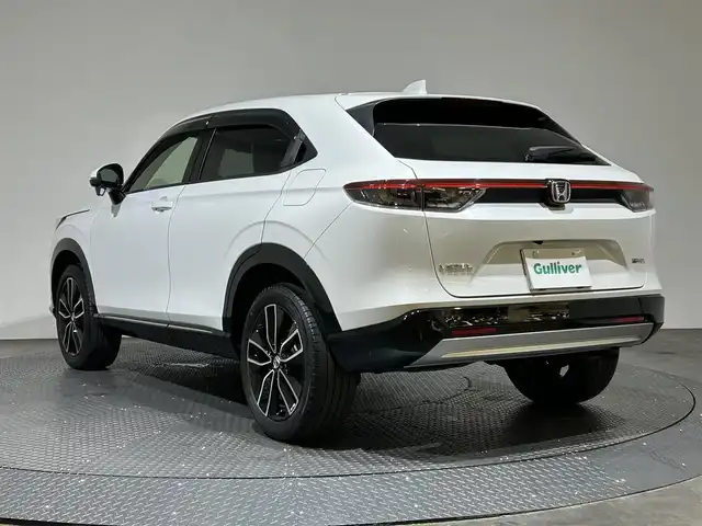 ホンダ ヴェゼル ハイブリッド e:HEV Z 愛媛県 2024(令6)年 2.6万km プラチナホワイトパール メーカーナビ/(Bluetooth/フルセグ)/バックカメラ/衝突被害軽減ブレーキ/レーンキープアシスト/前後コーナーセンサー/電動リアゲート/前後ドライブレコーダー/レーダークルーズコントロール/ダウンヒルアシストコントロール/ステアリングヒーター/シートヒーター/ETC2.0/ステアリングスイッチ/ワイヤレス充電/ブラインドスポットモニター/パドルシフト/LEDヘッドライト/オートマチックハイビーム/オートライト/トノカバー/ドアバイザー/スペアキー/保証書