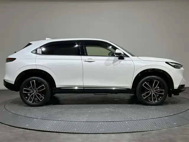 ホンダ ヴェゼル ハイブリッド e:HEV Z 愛媛県 2024(令6)年 2.6万km プラチナホワイトパール メーカーナビ/(Bluetooth/フルセグ)/バックカメラ/衝突被害軽減ブレーキ/レーンキープアシスト/前後コーナーセンサー/電動リアゲート/前後ドライブレコーダー/レーダークルーズコントロール/ダウンヒルアシストコントロール/ステアリングヒーター/シートヒーター/ETC2.0/ステアリングスイッチ/ワイヤレス充電/ブラインドスポットモニター/パドルシフト/LEDヘッドライト/オートマチックハイビーム/オートライト/トノカバー/ドアバイザー/スペアキー/保証書