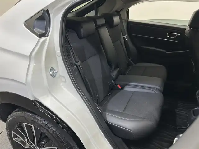 ホンダ ヴェゼル ハイブリッド e:HEV Z 愛媛県 2024(令6)年 2.6万km プラチナホワイトパール メーカーナビ/(Bluetooth/フルセグ)/バックカメラ/衝突被害軽減ブレーキ/レーンキープアシスト/前後コーナーセンサー/電動リアゲート/前後ドライブレコーダー/レーダークルーズコントロール/ダウンヒルアシストコントロール/ステアリングヒーター/シートヒーター/ETC2.0/ステアリングスイッチ/ワイヤレス充電/ブラインドスポットモニター/パドルシフト/LEDヘッドライト/オートマチックハイビーム/オートライト/トノカバー/ドアバイザー/スペアキー/保証書