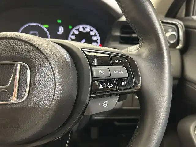 ホンダ ヴェゼル ハイブリッド e:HEV Z 愛媛県 2024(令6)年 2.6万km プラチナホワイトパール メーカーナビ/(Bluetooth/フルセグ)/バックカメラ/衝突被害軽減ブレーキ/レーンキープアシスト/前後コーナーセンサー/電動リアゲート/前後ドライブレコーダー/レーダークルーズコントロール/ダウンヒルアシストコントロール/ステアリングヒーター/シートヒーター/ETC2.0/ステアリングスイッチ/ワイヤレス充電/ブラインドスポットモニター/パドルシフト/LEDヘッドライト/オートマチックハイビーム/オートライト/トノカバー/ドアバイザー/スペアキー/保証書