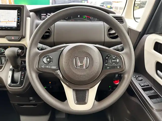 ホンダ Ｎ ＢＯＸ L 宮城県 2022(令4)年 1.7万km プラチナホワイトパール リア右側パワースライドドア/前席用i-サイドエアバッグシステム＋サイドカーテンエアバッグシステム(前席/後席対応)/＝＝＝/ホンダセンシング/●衝突軽減ブレーキ（CMBS）/●誤発進抑制機能/●歩行者事故低減ステアリング/●路外逸脱抑制機能/●渋滞追従機能付アダプティブクルーズコントロール（ACC）/●車線維持支援システム（LKAS）/●先行車発進お知らせ機能/●標識認識機能/●後方誤発進抑制機能/●オートハイビーム/リアパーキングセンサー/純正ナビ（VXM-234VFi）/・CD/DVD/・Bluetooth/・フルセグTV/バックカメラ/ビルトインETC/ドライブレコーダー/両側パワースライドドア/シートヒーター/ステアリングスイッチ/電動パーキングブレーキ/ブレーキホールド/LEDヘッドランプ/オートライト/スマートキー＆プッシュスタート/電動格納ミラー/フロアマット/ドアバイザー/W/サイド/カーテンエアバッグ