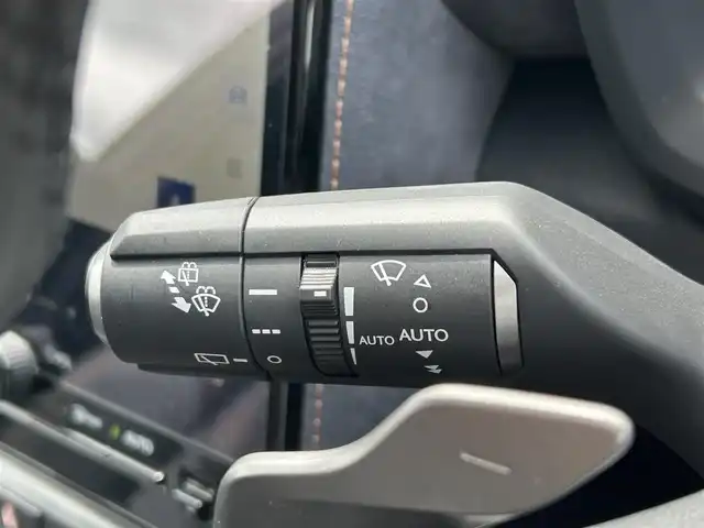レクサス ＬＢＸ クール 佐賀県 2024(令6)年 0.7万km ガンＭ／黒 カラーコード：ソニッククロム＆ブラック(2YH)/レクサスセーフティシステム＋/・プリクラッシュセーフティ/・レーンディパーチャーアラート/・レーントレーシングアシスト/・レーダークルーズコントロール/・アダプティブハイビーム/・プロアクティブドライビングアシスト/ブラインドスポットモニター/パーキングサポートブレーキ/クリアランスソナー/純正ディスプレイオーディオ/・コネクトナビ/・パノラミックビューモニター/・フルセグTV/BT/純正前後ドラレコ/純正18インチAW/ハーフレザーシート/D席パワーシート/D席シートメモリ/シートヒーター/革巻きステアリング/ステアリングヒーター/パドルシフト/ETC2.0/パワーバックドア/トノカバー/LEDヘッドライト/フォグランプ/ヘッドアップディスプレイ/電動パーキングスイッチ/カードキー×1/スペアキー×１/ユーザーガイド/保証書
