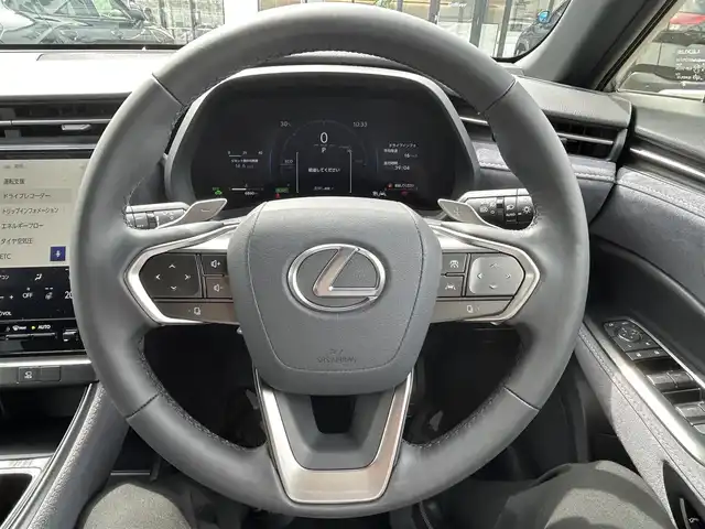 レクサス ＬＢＸ クール 佐賀県 2024(令6)年 0.7万km ガンＭ／黒 カラーコード：ソニッククロム＆ブラック(2YH)/レクサスセーフティシステム＋/・プリクラッシュセーフティ/・レーンディパーチャーアラート/・レーントレーシングアシスト/・レーダークルーズコントロール/・アダプティブハイビーム/・プロアクティブドライビングアシスト/ブラインドスポットモニター/パーキングサポートブレーキ/クリアランスソナー/純正ディスプレイオーディオ/・コネクトナビ/・パノラミックビューモニター/・フルセグTV/BT/純正前後ドラレコ/純正18インチAW/ハーフレザーシート/D席パワーシート/D席シートメモリ/シートヒーター/革巻きステアリング/ステアリングヒーター/パドルシフト/ETC2.0/パワーバックドア/トノカバー/LEDヘッドライト/フォグランプ/ヘッドアップディスプレイ/電動パーキングスイッチ/カードキー×1/スペアキー×１/ユーザーガイド/保証書