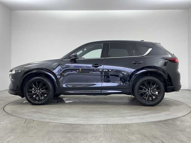 マツダ ＣＸ－５ XD スポーツアピアランス 兵庫県 2022(令4)年 4万km ジェットブラックマイカ ・10.25インチセンターディスプレイ/BT/USB/AppleCarPlay/AndroidAuto/・地上デジタルＴＶチューナー（フルセグ）/・BOSEサウンドシステム/・電動スライドガラスサンルーフ（チルトアップ機構付）/・ETC/・アダプティブLEDヘッドライト/・スマートブレーキサポート/・誤発進抑制制御/・スマートシティブレーキサポート/・マツダレーダークルーズコントロール/・クルージング＆トラフィック・サポート/・レーンキープアシストシステム/・車線逸脱警報システム/・３６０°ビューモニター/・ドライバーアテンションアラート/・交通標識認識システム/・リアクロストラフィックアラート/・ブラインドスポットモニタリング/・置くだけ充電/・レザーシート/・前席パワーシート/・前席シートヒーター/・ステアリングヒーター/・パドルシフト/・ヘッドアップディスプレイ/・純正19インチアルミホイール/・アドバンストキーレスエントリーシステム