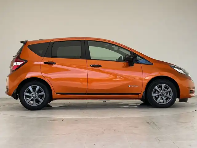 日産 ノート e－パワー X Bアロー 愛知県 2018(平30)年 1.9万km プレミアムコロナオレンジ/スーパーブラック 2トーン ナビ/フルセグTV/CD/DVD再生/Bluetooth接続/アラウンドビューモニター/バックモニター/エマージェンシーブレーキ/レーダークルーズコントロール/ステアリングスイッチ/コーナーセンサー/純正15インチアルミホイール/純正LEDヘッドライト/インテリジェントルームミラー/スマートキー/プッシュスタート/オートライト