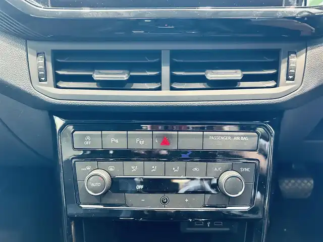 フォルクスワーゲン Ｔ－クロス TSI 1stプラス 大阪府 2021(令3)年 3.7万km 白 ワンオーナー/純正ナビ/TV/バックカメラ/applecarplay/ACC/ブラインドスポット/クリアランスソナー/パドルシフト/ハーフ革/ルーフレール/ワイヤレス充電/ETC/純正18インチAW/LEDヘッドライト