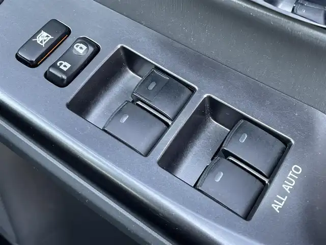 トヨタ プリウス α S チューンブラック 東京都 2014(平26)年 8.2万km ホワイトパールクリスタルシャイン トヨタ純正ナビ /＜TV/AMFM/BT/CD/DVD/SD＞/バックカメラ/ETC/EV/ECOモード/PWR/パーキングブレーキボタン/オートライト/エンジンスタートボタン/スマートキー/ステアリングスイッチ/純正フロアマット/社外アルミホイール/SRSエアバッグ（運転席/助手席/カーテン）