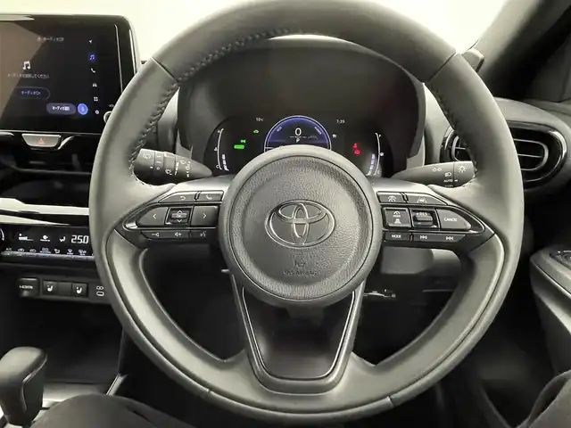 トヨタ ヤリスクロス ハイブリッド Z 群馬県 2025(令7)年 0.1千km ブラックマイカ 登録済未使用車　純正８型ディスプレイオーディオ　全方位カメラ　衝突軽減　アダプティブクルーズコントロール　ＢＳＭ　シートヒーター　ハンドルヒーター　ビルトインＥＴＣ２．０　障害物センサー　禁煙車