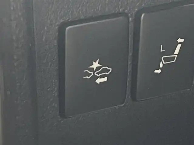 トヨタ アルファードハイブリット エグゼクティブ ラウンジ 岩手県 2015(平27)年 4.3万km ホワイトパールクリスタルシャイン ワンオーナー/４WD/JBLプレミアムサウンドシステム/モデリスタエアロ/サンルーフ/両側パワースライドドア/パワーバックドア/後席モニター/後席エアコン/100Ｖ電源/MTモード付AT/プリクラッシュセーフティ/クリアランスソナー/全周囲カメラ/横滑り防止装置/オートライト/オートハイビーム/アイドリングストップ/パワーシート/シートヒーター/エアシート/ステアリングヒーター/オールオートパワーウィンドウ/ステアリングスイッチ