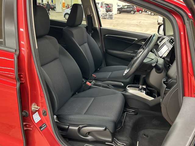 ホンダ フィット 13G F 道央・札幌 2018(平30)年 7.7万km プレミアムクリスタルレッドM ４WD//社外ナビ/　CD/BT/USB/ワンセグTV//バックカメラ//エンジンスターター//プッシュスタート//スマートキー//スペアキー//アイドリングストップ//ETC//社外15インチアルミ//冬タイヤ付き//電動格納ミラー