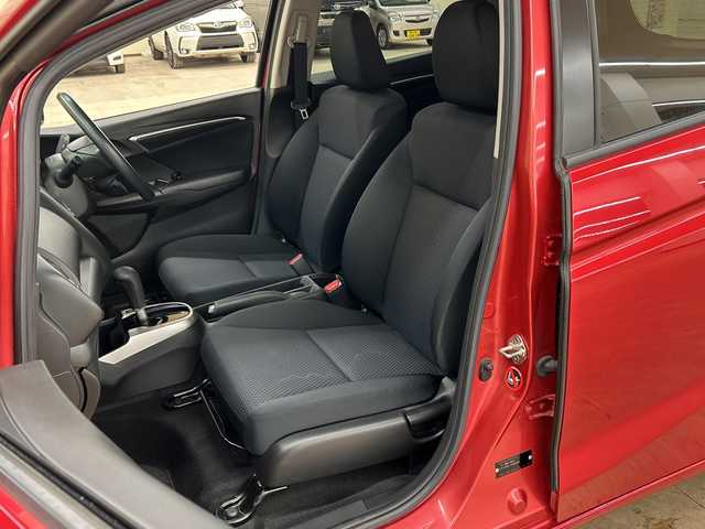 ホンダ フィット 13G F 道央・札幌 2018(平30)年 7.7万km プレミアムクリスタルレッドM ４WD//社外ナビ/　CD/BT/USB/ワンセグTV//バックカメラ//エンジンスターター//プッシュスタート//スマートキー//スペアキー//アイドリングストップ//ETC//社外15インチアルミ//冬タイヤ付き//電動格納ミラー