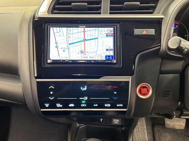 ホンダ フィット 13G F 道央・札幌 2018(平30)年 7.7万km プレミアムクリスタルレッドM ４WD//社外ナビ/　CD/BT/USB/ワンセグTV//バックカメラ//エンジンスターター//プッシュスタート//スマートキー//スペアキー//アイドリングストップ//ETC//社外15インチアルミ//冬タイヤ付き//電動格納ミラー