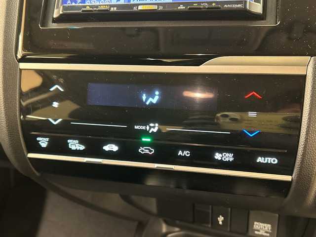 ホンダ フィット 13G F 道央・札幌 2018(平30)年 7.7万km プレミアムクリスタルレッドM ４WD//社外ナビ/　CD/BT/USB/ワンセグTV//バックカメラ//エンジンスターター//プッシュスタート//スマートキー//スペアキー//アイドリングストップ//ETC//社外15インチアルミ//冬タイヤ付き//電動格納ミラー