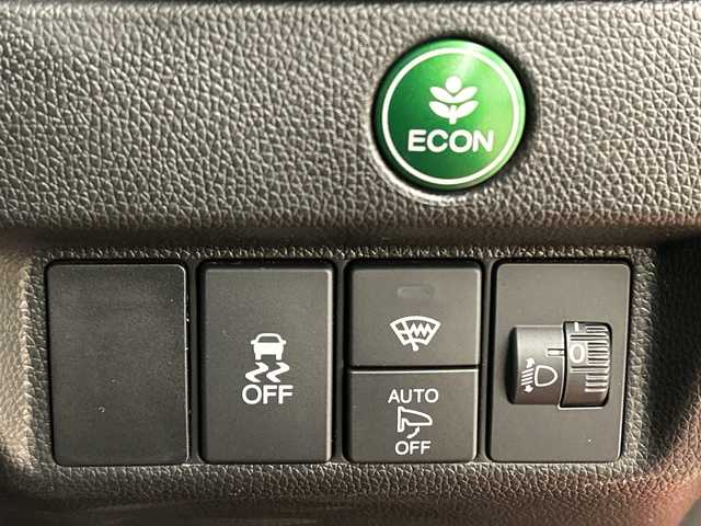 ホンダ フィット 13G F 道央・札幌 2018(平30)年 7.7万km プレミアムクリスタルレッドM ４WD//社外ナビ/　CD/BT/USB/ワンセグTV//バックカメラ//エンジンスターター//プッシュスタート//スマートキー//スペアキー//アイドリングストップ//ETC//社外15インチアルミ//冬タイヤ付き//電動格納ミラー