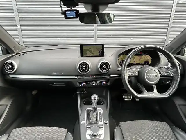 アウディ Ａ３ SB 1．4 TFSI スポーツ 茨城県 2018(平30)年 8.6万km グレイシアホワイトメタリック アシスタンスパッケージ/・サイドアシスト/・レーンアシスト/・リヤクロストラフィックアシスト/・ハイビームアシスト/コンビニエンスパッケージ/・アドバンストキー/・アウディパーキングシステム/・リヤビューカメラ/バーチャルコックピット/アウディプレセンス/アダプティブクルーズコントロール/純正ナビ/フルセグTV/BT/ハーフレザーシート/シートヒーター/パワーシート/LEDヘッドライト/パドルシフト/ドラレコ/禁煙車
