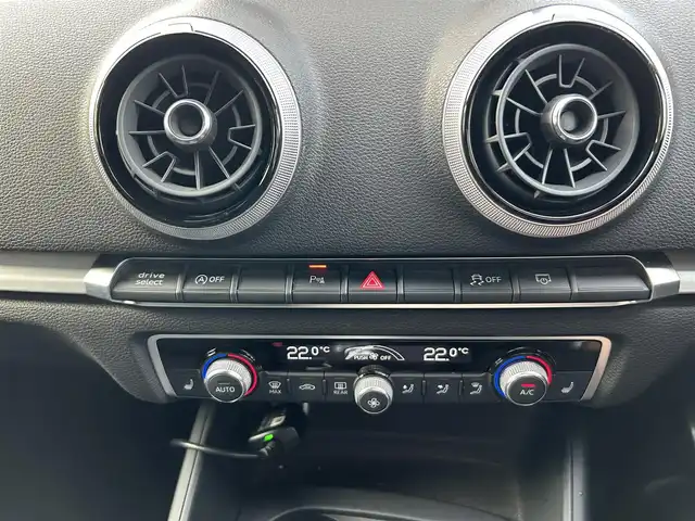 アウディ Ａ３ SB 1．4 TFSI スポーツ 茨城県 2018(平30)年 8.6万km グレイシアホワイトメタリック アシスタンスパッケージ/・サイドアシスト/・レーンアシスト/・リヤクロストラフィックアシスト/・ハイビームアシスト/コンビニエンスパッケージ/・アドバンストキー/・アウディパーキングシステム/・リヤビューカメラ/バーチャルコックピット/アウディプレセンス/アダプティブクルーズコントロール/純正ナビ/フルセグTV/BT/ハーフレザーシート/シートヒーター/パワーシート/LEDヘッドライト/パドルシフト/ドラレコ/禁煙車