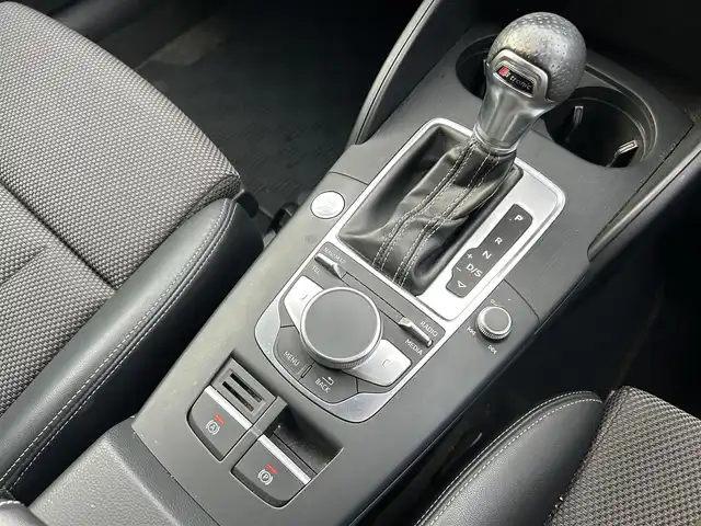 アウディ Ａ３ SB 1．4 TFSI スポーツ 茨城県 2018(平30)年 8.6万km グレイシアホワイトメタリック アシスタンスパッケージ/・サイドアシスト/・レーンアシスト/・リヤクロストラフィックアシスト/・ハイビームアシスト/コンビニエンスパッケージ/・アドバンストキー/・アウディパーキングシステム/・リヤビューカメラ/バーチャルコックピット/アウディプレセンス/アダプティブクルーズコントロール/純正ナビ/フルセグTV/BT/ハーフレザーシート/シートヒーター/パワーシート/LEDヘッドライト/パドルシフト/ドラレコ/禁煙車