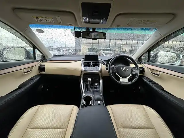 レクサス ＮＸ 300h バージョンL 愛知県 2015(平27)年 7万km ソニックチタニウム 3眼LEDヘッドライト/純正メモリーナビ/バックカメラ/レザーシート/クルーズコントロール/フルセグTV/Bluetooth対応/サイドカメラ（左側）/ドライブレコーダー（前後）/ステアリングリモコン/パドルシフト/ビルトインETC/メモリーパワーシート/シートヒーター（前席）/コンビレザーエアシート（前席）/後席リクライニング機能/パワーバックドア/純正18インチアルミホイール/純正フロアマット/オートライト/USB端子入力/スマートキー