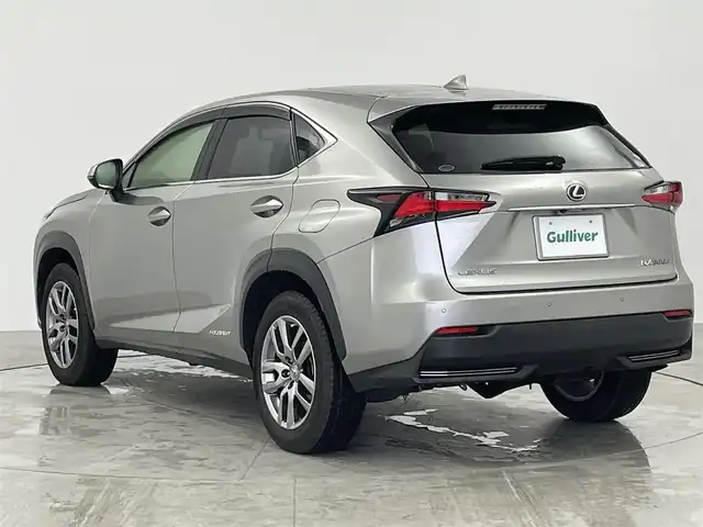 レクサス ＮＸ 300h バージョンL 愛知県 2015(平27)年 7万km ソニックチタニウム 3眼LEDヘッドライト/純正メモリーナビ/バックカメラ/レザーシート/クルーズコントロール/フルセグTV/Bluetooth対応/サイドカメラ（左側）/ドライブレコーダー（前後）/ステアリングリモコン/パドルシフト/ビルトインETC/メモリーパワーシート/シートヒーター（前席）/コンビレザーエアシート（前席）/後席リクライニング機能/パワーバックドア/純正18インチアルミホイール/純正フロアマット/オートライト/USB端子入力/スマートキー