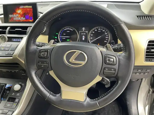 レクサス ＮＸ 300h バージョンL 愛知県 2015(平27)年 7万km ソニックチタニウム 3眼LEDヘッドライト/純正メモリーナビ/バックカメラ/レザーシート/クルーズコントロール/フルセグTV/Bluetooth対応/サイドカメラ（左側）/ドライブレコーダー（前後）/ステアリングリモコン/パドルシフト/ビルトインETC/メモリーパワーシート/シートヒーター（前席）/コンビレザーエアシート（前席）/後席リクライニング機能/パワーバックドア/純正18インチアルミホイール/純正フロアマット/オートライト/USB端子入力/スマートキー