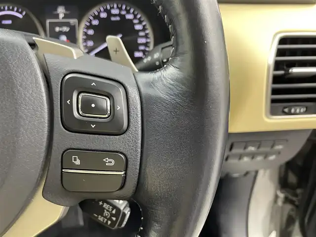 レクサス ＮＸ 300h バージョンL 愛知県 2015(平27)年 7万km ソニックチタニウム 3眼LEDヘッドライト/純正メモリーナビ/バックカメラ/レザーシート/クルーズコントロール/フルセグTV/Bluetooth対応/サイドカメラ（左側）/ドライブレコーダー（前後）/ステアリングリモコン/パドルシフト/ビルトインETC/メモリーパワーシート/シートヒーター（前席）/コンビレザーエアシート（前席）/後席リクライニング機能/パワーバックドア/純正18インチアルミホイール/純正フロアマット/オートライト/USB端子入力/スマートキー