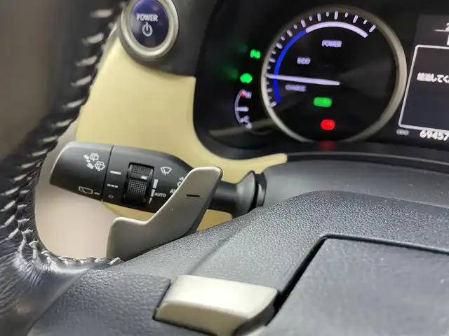 レクサス ＮＸ 300h バージョンL 愛知県 2015(平27)年 7万km ソニックチタニウム 3眼LEDヘッドライト/純正メモリーナビ/バックカメラ/レザーシート/クルーズコントロール/フルセグTV/Bluetooth対応/サイドカメラ（左側）/ドライブレコーダー（前後）/ステアリングリモコン/パドルシフト/ビルトインETC/メモリーパワーシート/シートヒーター（前席）/コンビレザーエアシート（前席）/後席リクライニング機能/パワーバックドア/純正18インチアルミホイール/純正フロアマット/オートライト/USB端子入力/スマートキー
