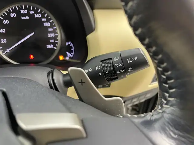 レクサス ＮＸ 300h バージョンL 愛知県 2015(平27)年 7万km ソニックチタニウム 3眼LEDヘッドライト/純正メモリーナビ/バックカメラ/レザーシート/クルーズコントロール/フルセグTV/Bluetooth対応/サイドカメラ（左側）/ドライブレコーダー（前後）/ステアリングリモコン/パドルシフト/ビルトインETC/メモリーパワーシート/シートヒーター（前席）/コンビレザーエアシート（前席）/後席リクライニング機能/パワーバックドア/純正18インチアルミホイール/純正フロアマット/オートライト/USB端子入力/スマートキー