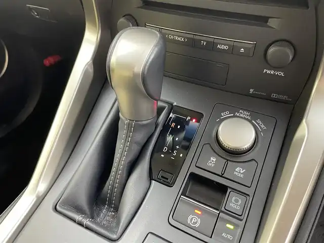 レクサス ＮＸ 300h バージョンL 愛知県 2015(平27)年 7万km ソニックチタニウム 3眼LEDヘッドライト/純正メモリーナビ/バックカメラ/レザーシート/クルーズコントロール/フルセグTV/Bluetooth対応/サイドカメラ（左側）/ドライブレコーダー（前後）/ステアリングリモコン/パドルシフト/ビルトインETC/メモリーパワーシート/シートヒーター（前席）/コンビレザーエアシート（前席）/後席リクライニング機能/パワーバックドア/純正18インチアルミホイール/純正フロアマット/オートライト/USB端子入力/スマートキー