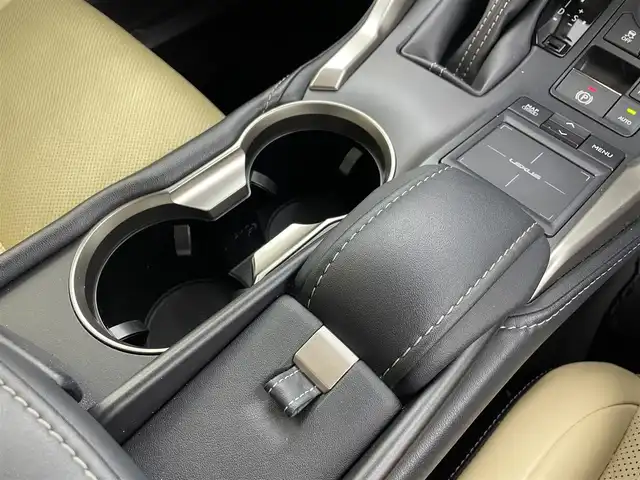 レクサス ＮＸ 300h バージョンL 愛知県 2015(平27)年 7万km ソニックチタニウム 3眼LEDヘッドライト/純正メモリーナビ/バックカメラ/レザーシート/クルーズコントロール/フルセグTV/Bluetooth対応/サイドカメラ（左側）/ドライブレコーダー（前後）/ステアリングリモコン/パドルシフト/ビルトインETC/メモリーパワーシート/シートヒーター（前席）/コンビレザーエアシート（前席）/後席リクライニング機能/パワーバックドア/純正18インチアルミホイール/純正フロアマット/オートライト/USB端子入力/スマートキー
