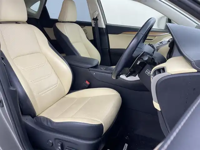 レクサス ＮＸ 300h バージョンL 愛知県 2015(平27)年 7万km ソニックチタニウム 3眼LEDヘッドライト/純正メモリーナビ/バックカメラ/レザーシート/クルーズコントロール/フルセグTV/Bluetooth対応/サイドカメラ（左側）/ドライブレコーダー（前後）/ステアリングリモコン/パドルシフト/ビルトインETC/メモリーパワーシート/シートヒーター（前席）/コンビレザーエアシート（前席）/後席リクライニング機能/パワーバックドア/純正18インチアルミホイール/純正フロアマット/オートライト/USB端子入力/スマートキー