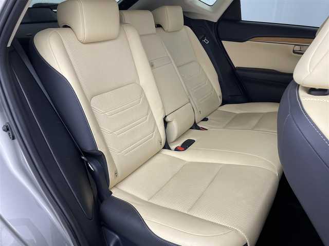 レクサス ＮＸ 300h バージョンL 愛知県 2015(平27)年 7万km ソニックチタニウム 3眼LEDヘッドライト/純正メモリーナビ/バックカメラ/レザーシート/クルーズコントロール/フルセグTV/Bluetooth対応/サイドカメラ（左側）/ドライブレコーダー（前後）/ステアリングリモコン/パドルシフト/ビルトインETC/メモリーパワーシート/シートヒーター（前席）/コンビレザーエアシート（前席）/後席リクライニング機能/パワーバックドア/純正18インチアルミホイール/純正フロアマット/オートライト/USB端子入力/スマートキー
