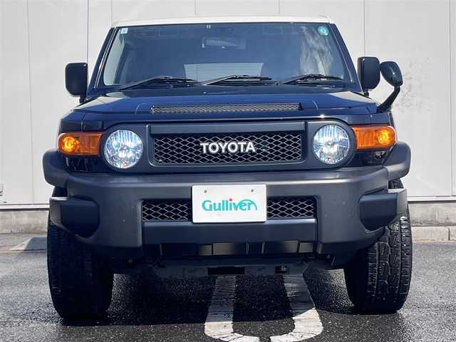 トヨタ ＦＪクルーザー ブラックカラーパッケージ 三重県 2013(平25)年 3.1万km ブラック/ホワイト ブラックカラーパッケージ/純正ナビ（Bluetooth/ＣＤ/ＤＶＤ/地デジＴＶ/AM/ＦＭ/ＳＤ）/クルーズコントロール/ETC/リアフォグ/バックセンサー/サイドステップ/ブラックフロントバンパー/リアバンパー/ブラック枠ブラックメッシュフロントグリル/ブラック電動ドアミラー（手動格納）/ブラックアウトサイドドアハンドル/ブラック塗装アルミホイール/ブラックホイールカバー付背面スペアタイヤ/シルバー加飾付ブラックセンターパネル/ブラックドアトリム/純正フロアマット/ドアバイザー/横滑り防止機能/スペアキー