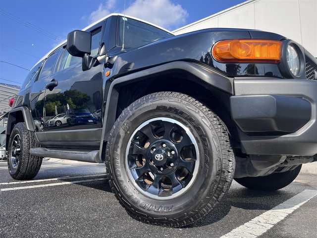 トヨタ ＦＪクルーザー ブラックカラーパッケージ 三重県 2013(平25)年 3.1万km ブラック/ホワイト ブラックカラーパッケージ/純正ナビ（Bluetooth/ＣＤ/ＤＶＤ/地デジＴＶ/AM/ＦＭ/ＳＤ）/クルーズコントロール/ETC/リアフォグ/バックセンサー/サイドステップ/ブラックフロントバンパー/リアバンパー/ブラック枠ブラックメッシュフロントグリル/ブラック電動ドアミラー（手動格納）/ブラックアウトサイドドアハンドル/ブラック塗装アルミホイール/ブラックホイールカバー付背面スペアタイヤ/シルバー加飾付ブラックセンターパネル/ブラックドアトリム/純正フロアマット/ドアバイザー/横滑り防止機能/スペアキー