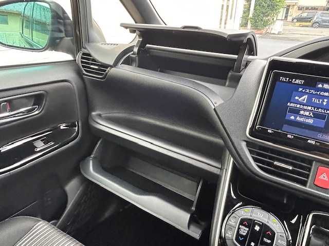 トヨタ ヴォクシー ZS 煌Ⅱ 静岡県 2020(令2)年 2万km イナズマスパーキングブラックガラスフレーク ワンオーナー/純正9インチナビ/・フルセグTV/・Bluetooth接続/・DVD再生/Bカメラ/クルコン/両側パワスラ/衝突軽減/前後コーナーセンサー/プッシュスタート/スマートキー/ETC2.0/前後ドラレコ/LEDオートライト・オートハイビーム/純正16インチアルミホイール/取扱説明書/保証書