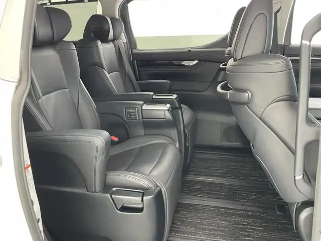 トヨタ ヴェルファイア ハイブリット ZR Gエディション 愛知県 2019(平31)年 6.2万km ホワイトパールクリスタルシャイン 純９型ナビ　フルセグＴＶ　全方位カメラ　ＪＢＬサウンド　デジタルインナーミラー　純１２型後席モニター　パワーバックドア　両側電動スライドドア　温・冷シート　黒革　３眼ＬＥＤオートライト　ＢＳＭ　禁煙車/ETC２．０　ドラレコ　1・2列目シートヒーター　オートハイビーム　追従クルコン　衝突軽減　メモリ付きパワーシート　オットマン　Bluetooth　HDMI端子　後席エアコン