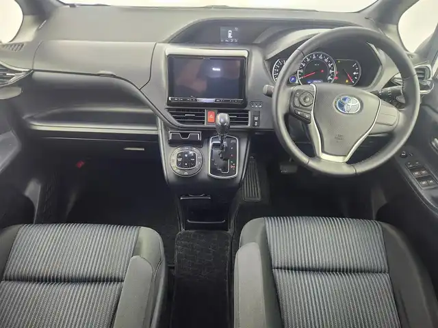 トヨタ ヴォクシー ZS 愛知県 2015(平27)年 9万km ホワイトパールクリスタルシャイン 社外9インチALPINEナビ/社外10インチALPINEフリップダウンモニター/横滑り防止装置/LEDフォグランプ/両側パワースライドドア/社外AW/純正フロアマット/ETC/プッシュスタート/スマートキー/スペアキー/ドアバイザー/オートライト