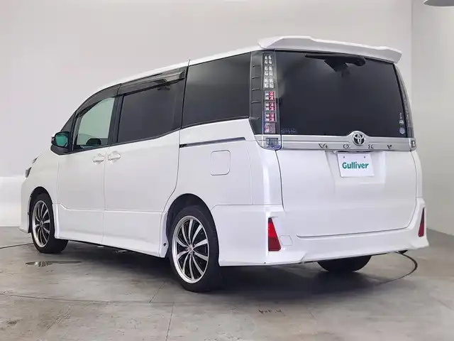 トヨタ ヴォクシー ZS 愛知県 2015(平27)年 9万km ホワイトパールクリスタルシャイン 社外9インチALPINEナビ/社外10インチALPINEフリップダウンモニター/横滑り防止装置/LEDフォグランプ/両側パワースライドドア/社外AW/純正フロアマット/ETC/プッシュスタート/スマートキー/スペアキー/ドアバイザー/オートライト