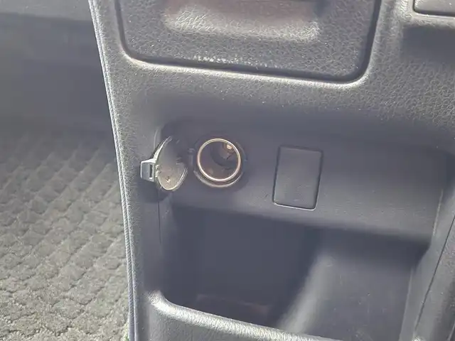 トヨタ ヴォクシー ZS 愛知県 2015(平27)年 9万km ホワイトパールクリスタルシャイン 社外9インチALPINEナビ/社外10インチALPINEフリップダウンモニター/横滑り防止装置/LEDフォグランプ/両側パワースライドドア/社外AW/純正フロアマット/ETC/プッシュスタート/スマートキー/スペアキー/ドアバイザー/オートライト