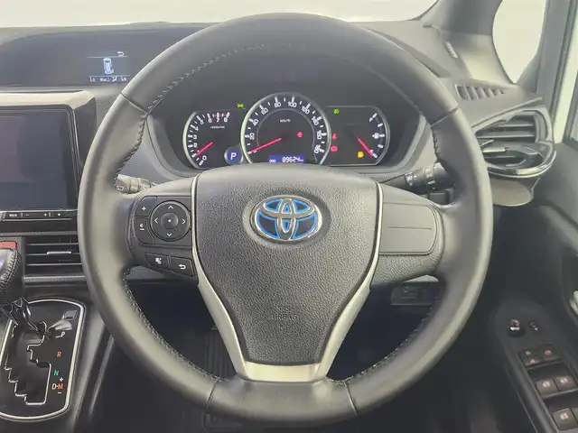 トヨタ ヴォクシー ZS 愛知県 2015(平27)年 9万km ホワイトパールクリスタルシャイン 社外9インチALPINEナビ/社外10インチALPINEフリップダウンモニター/横滑り防止装置/LEDフォグランプ/両側パワースライドドア/社外AW/純正フロアマット/ETC/プッシュスタート/スマートキー/スペアキー/ドアバイザー/オートライト