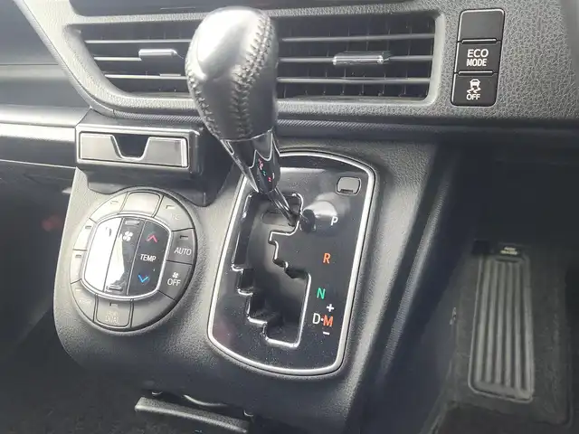 トヨタ ヴォクシー ZS 愛知県 2015(平27)年 9万km ホワイトパールクリスタルシャイン 社外9インチALPINEナビ/社外10インチALPINEフリップダウンモニター/横滑り防止装置/LEDフォグランプ/両側パワースライドドア/社外AW/純正フロアマット/ETC/プッシュスタート/スマートキー/スペアキー/ドアバイザー/オートライト