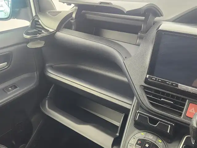 トヨタ ヴォクシー ZS 愛知県 2015(平27)年 9万km ホワイトパールクリスタルシャイン 社外9インチALPINEナビ/社外10インチALPINEフリップダウンモニター/横滑り防止装置/LEDフォグランプ/両側パワースライドドア/社外AW/純正フロアマット/ETC/プッシュスタート/スマートキー/スペアキー/ドアバイザー/オートライト