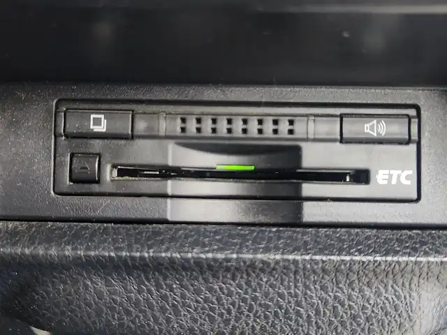 トヨタ ヴォクシー ZS 愛知県 2015(平27)年 9万km ホワイトパールクリスタルシャイン 社外9インチALPINEナビ/社外10インチALPINEフリップダウンモニター/横滑り防止装置/LEDフォグランプ/両側パワースライドドア/社外AW/純正フロアマット/ETC/プッシュスタート/スマートキー/スペアキー/ドアバイザー/オートライト