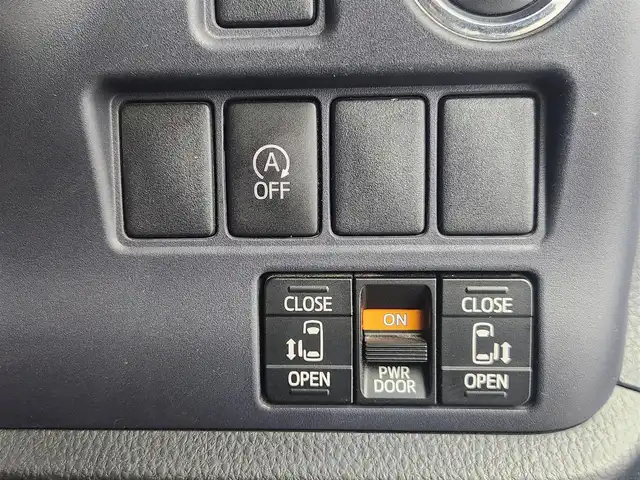 トヨタ ヴォクシー ZS 愛知県 2015(平27)年 9万km ホワイトパールクリスタルシャイン 社外9インチALPINEナビ/社外10インチALPINEフリップダウンモニター/横滑り防止装置/LEDフォグランプ/両側パワースライドドア/社外AW/純正フロアマット/ETC/プッシュスタート/スマートキー/スペアキー/ドアバイザー/オートライト