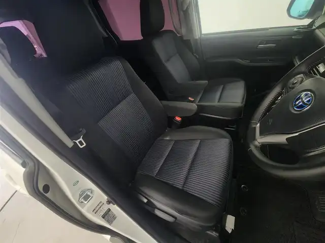 トヨタ ヴォクシー ZS 愛知県 2015(平27)年 9万km ホワイトパールクリスタルシャイン 社外9インチALPINEナビ/社外10インチALPINEフリップダウンモニター/横滑り防止装置/LEDフォグランプ/両側パワースライドドア/社外AW/純正フロアマット/ETC/プッシュスタート/スマートキー/スペアキー/ドアバイザー/オートライト