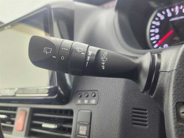 トヨタ ヴォクシー ZS 愛知県 2015(平27)年 9万km ホワイトパールクリスタルシャイン 社外9インチALPINEナビ/社外10インチALPINEフリップダウンモニター/横滑り防止装置/LEDフォグランプ/両側パワースライドドア/社外AW/純正フロアマット/ETC/プッシュスタート/スマートキー/スペアキー/ドアバイザー/オートライト