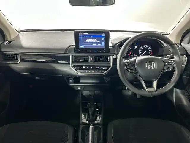ホンダ ＷＲ－Ｖ Z+ 神奈川県 2024(令6)年 1万km 白 純正8インチナビ　【LXM-245ZFEi】/-AM/FM/Bluetooth/フルセグTV/iPod/USB/バックカメラ　/ホンダセンシング　/衝突軽減ブレーキ　/誤発信抑制機能　/後方誤発信抑制機能　/路外逸脱抑制機能　/アダプティブクルーズコントロール　/車線維持支援システム　/先行車発進お知らせ機能　/オートマチックハイビーム　/前後パーキングセンサー/パドルシフト　/革巻きステアリング　/前後ドラレコ　/ETC　/純正フロアマット　/フォグランプ　/ヘッドライトレベライザー　/スマートキー