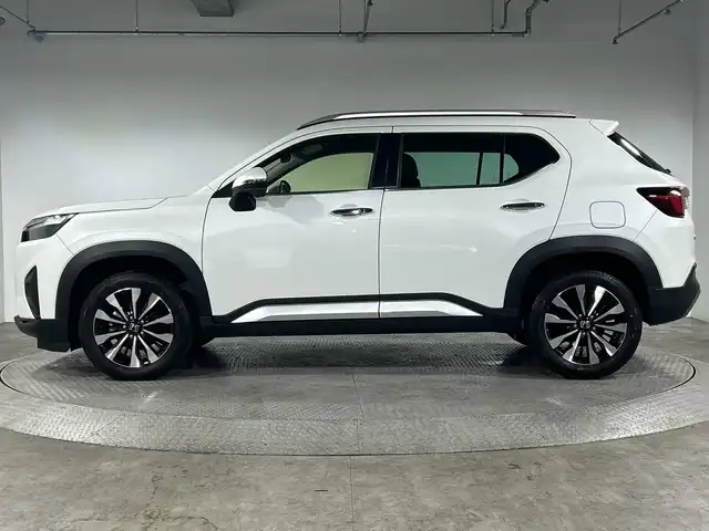 ホンダ ＷＲ－Ｖ Z+ 神奈川県 2024(令6)年 1万km 白 純正8インチナビ　【LXM-245ZFEi】/-AM/FM/Bluetooth/フルセグTV/iPod/USB/バックカメラ　/ホンダセンシング　/衝突軽減ブレーキ　/誤発信抑制機能　/後方誤発信抑制機能　/路外逸脱抑制機能　/アダプティブクルーズコントロール　/車線維持支援システム　/先行車発進お知らせ機能　/オートマチックハイビーム　/前後パーキングセンサー/パドルシフト　/革巻きステアリング　/前後ドラレコ　/ETC　/純正フロアマット　/フォグランプ　/ヘッドライトレベライザー　/スマートキー